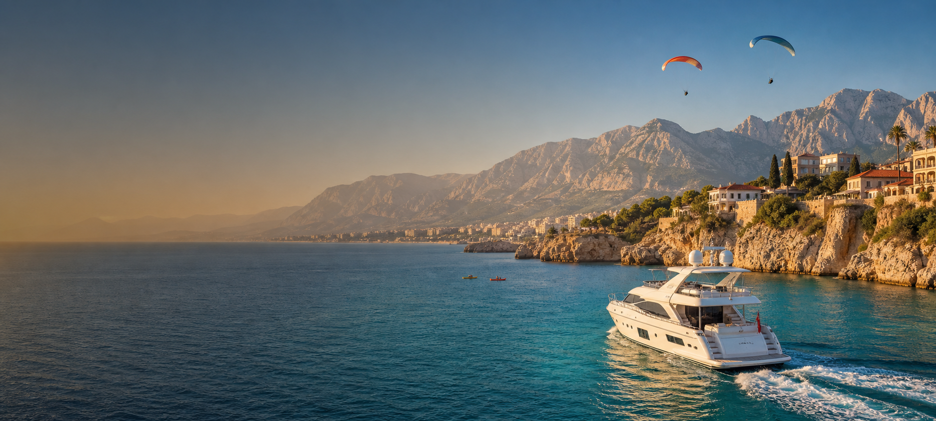 Antalya kıyısında yat, yamaç paraşütü ve deniz aktiviteleri